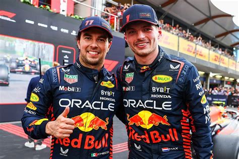 Pilotos de Red Bull Racing, como Sergio Pérez y Max Verstappen, luciendo la colección de viaje o prendas casual de Pepe Jeans