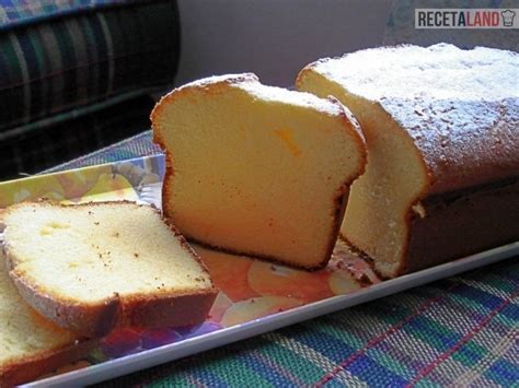 Queque de leche condensada entero, ligeramente espolvoreado con azúcar glas