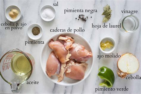 Foto de todos los ingredientes necesarios para preparar pollo en escabeche