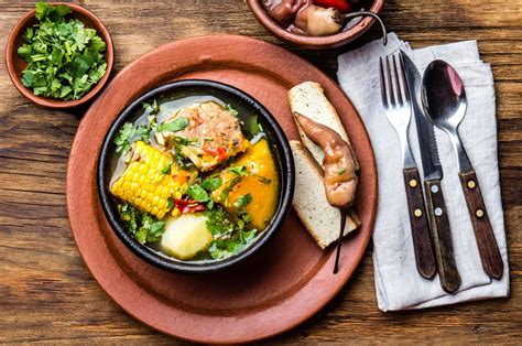 Foto de las verduras y especias pochándose en la cazuela