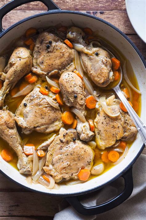 Foto de pollo en escabeche en un recipiente de cristal, listo para conservar