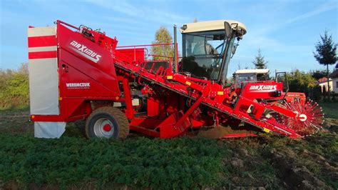Campo de cultivo de verduras con máquinas de recolección en acción