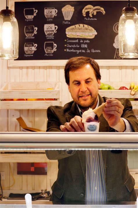 Fotografía de Diego Lisoni sonriendo mientras decora un helado artesanal en 
