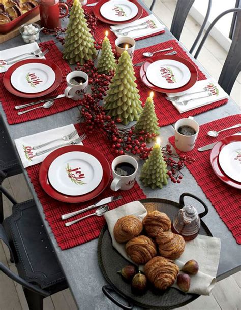 Mesa navideña decorada con merengues en forma de árbol de Navidad