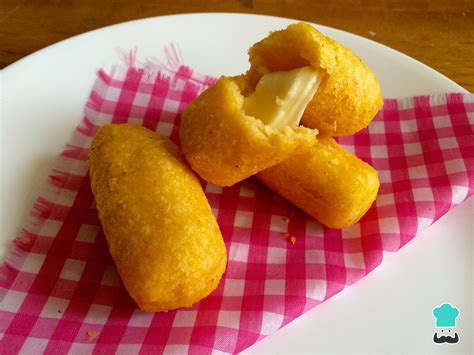 Croquetas de polenta doradas en un plato
