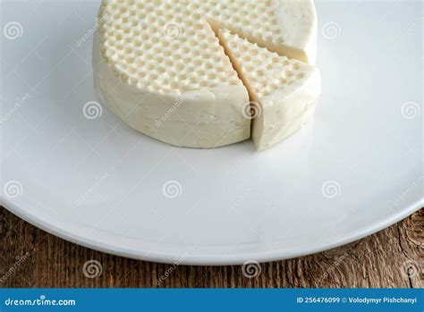 Tajada de queso fresco en un plato pequeño