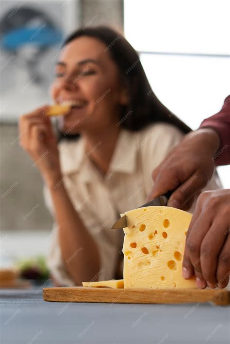 Persona comiendo queso fresco con frutas y miel
