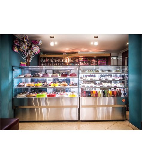 Vitrina pastelera moderna con variedad de postres iluminados