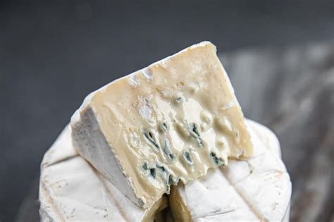Foto macro de moho azul verdoso creciendo en la superficie de un queso