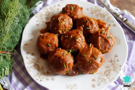 Plato de albóndigas en salsa española servidas en una fuente de cerámica