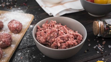 Esquema de la masa de carne picada preparada en el bol con hierbas frescas