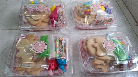 Kit de galletas para decorar, con galletas individuales empaquetadas en bolsas de plástico y caja de cartón con separadores.