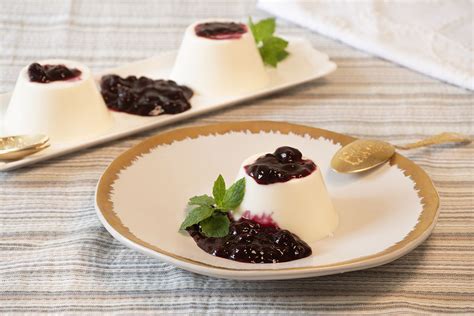 Foto de panna cotta con frutos rojos y sirope