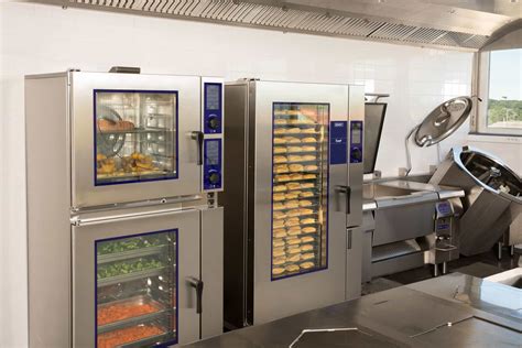 Interior de una cocina profesional equipada con hornos combinados y acero inoxidable