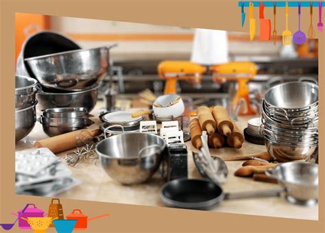 Variedad de utensilios de cocina profesionales y equipos de catering limpios y listos para usar