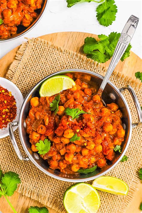 Chana Masala recién preparada, servida con chapati