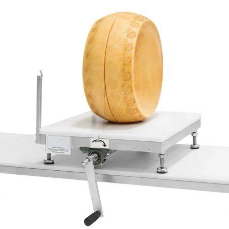 Corte de queso azul con lira para mantener su estructura