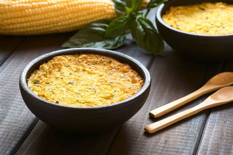 Fotografía de platos típicos chilenos en versión vegana, incluyendo el pastel de choclo y las humitas
