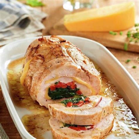 Pechuga de pavo siendo enrollada y atada con hilo de cocina