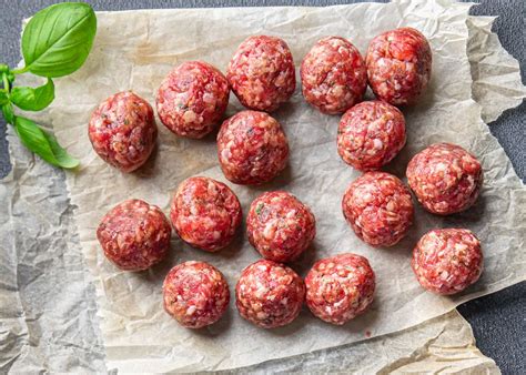 ingredientes para las albóndigas mezclándose en un bol