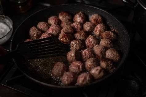 albóndigas dorándose en una sartén