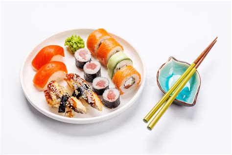 Plato de sushi bien iluminado sobre un fondo blanco con palillos