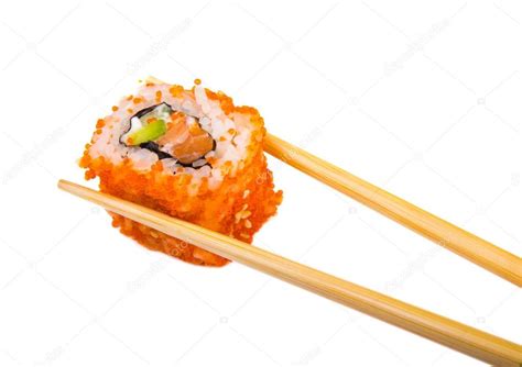 Primer plano de sushi con palillos en acción sobre fondo blanco