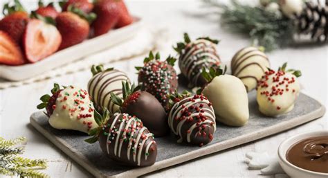 Plato con fresas bañadas en chocolate blanco y decoradas con nibs de cacao