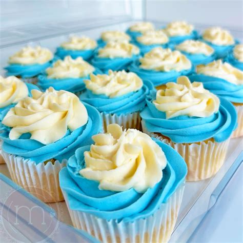 Variedad de cupcakes decorados con motivos de baby shower, presentados como souvenirs