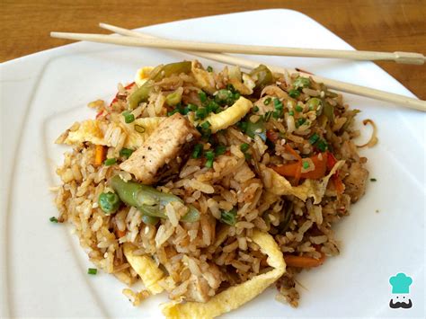 Arroz frito con pollo, zanahoria, guisantes y cúrcuma