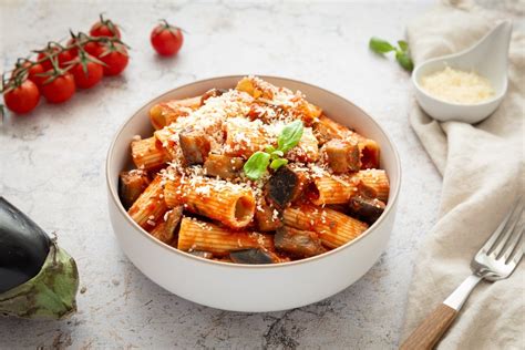 Plato de Pasta alla Norma con berenjena, salsa de tomate y ricotta salata