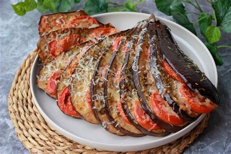 Berenjenas laminadas al horno con salsa de tomate