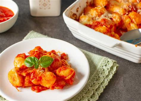 Ñoquis a la sorrentina recién salidos del horno con queso gratinado