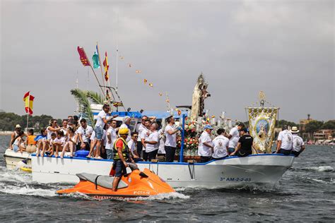 Fotografía de una procesión marítima de San Pedro con embarcaciones engalanadas con banderas y flores.