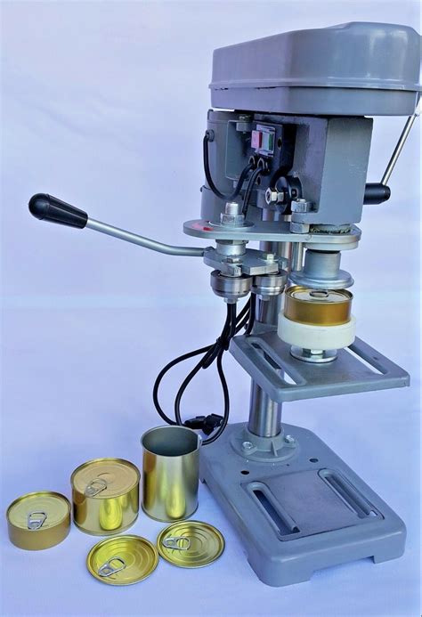 Máquina selladora de latas en una línea de producción