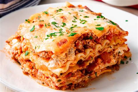 Infografía comparativa de la lasaña tradicional y la lasaña de berenjenas, destacando sus diferencias nutricionales y de ingredientes.