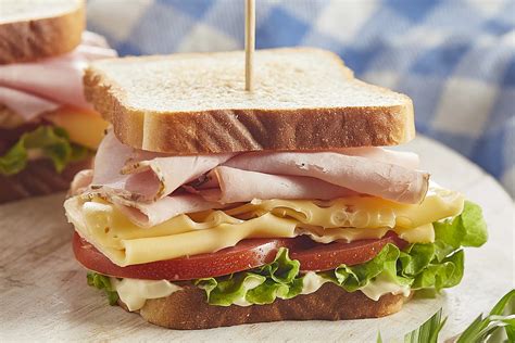 Sándwich mixto variado con lechuga y tomate
