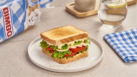 Ingredientes frescos para sándwich: lechuga, tomate, huevo cocido y pan