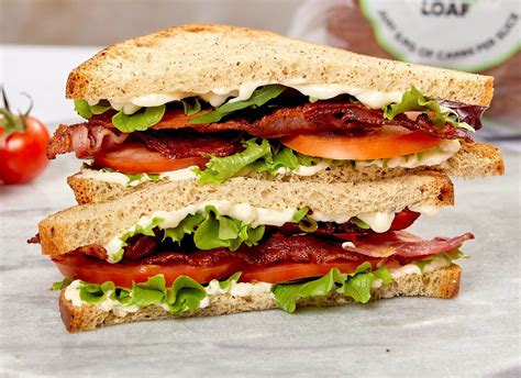 Sándwich BLT clásico montado con capas visibles de bacon, lechuga y tomate