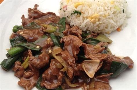 Foto de un plato de carne mongoliana con salsa de ají verde