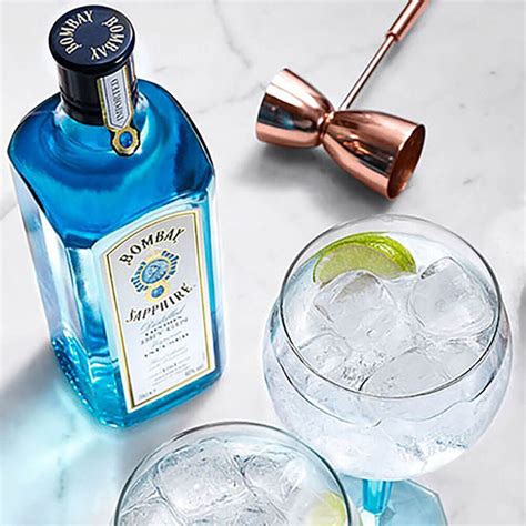 Fotografía de diversos cócteles preparados con ginebra Bombay Sapphire en un ambiente festivo
