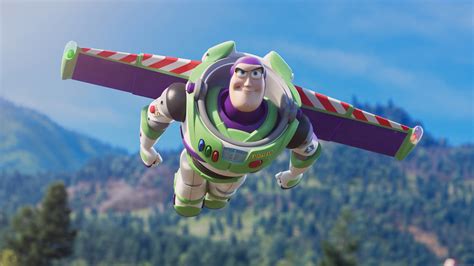 Montaje de escenas icónicas de Buzz Lightyear en las películas de Toy Story