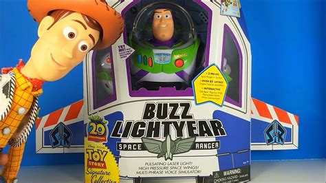 Figuras y juguetes de Buzz Lightyear, incluyendo versiones de LEGO y la figura volando en el espacio