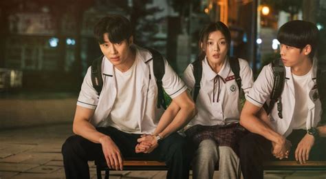 Escena romántica entre Baek Ma-ri y Jung Jae-min en el entorno escolar.