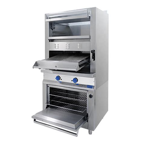 Láminas delgadas de bizcochuelo cocinándose en horno broiler