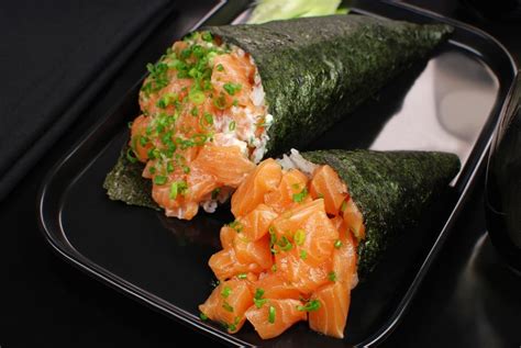 Temaki Sushi con forma cónica y relleno visible