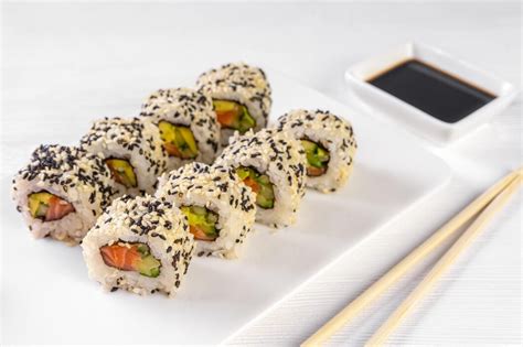 Rollos de California roll con semillas de sésamo en la superficie
