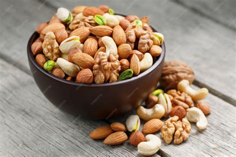 Foto de nueces frescas en un cuenco de madera