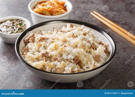 Plato de Kongnamul Bap servido con arroz, brotes de soja, carne y huevo frito