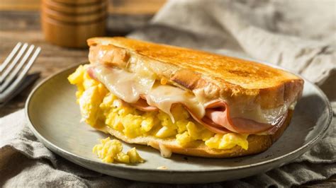 Imagen de un sándwich de huevo con tocino y queso fundido